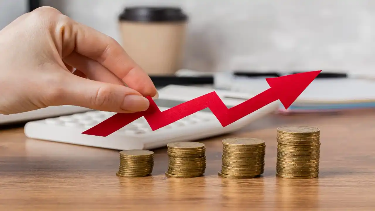 ستونهای کوچکی از سکه که هر ستون، از قبلی بلندتر است.